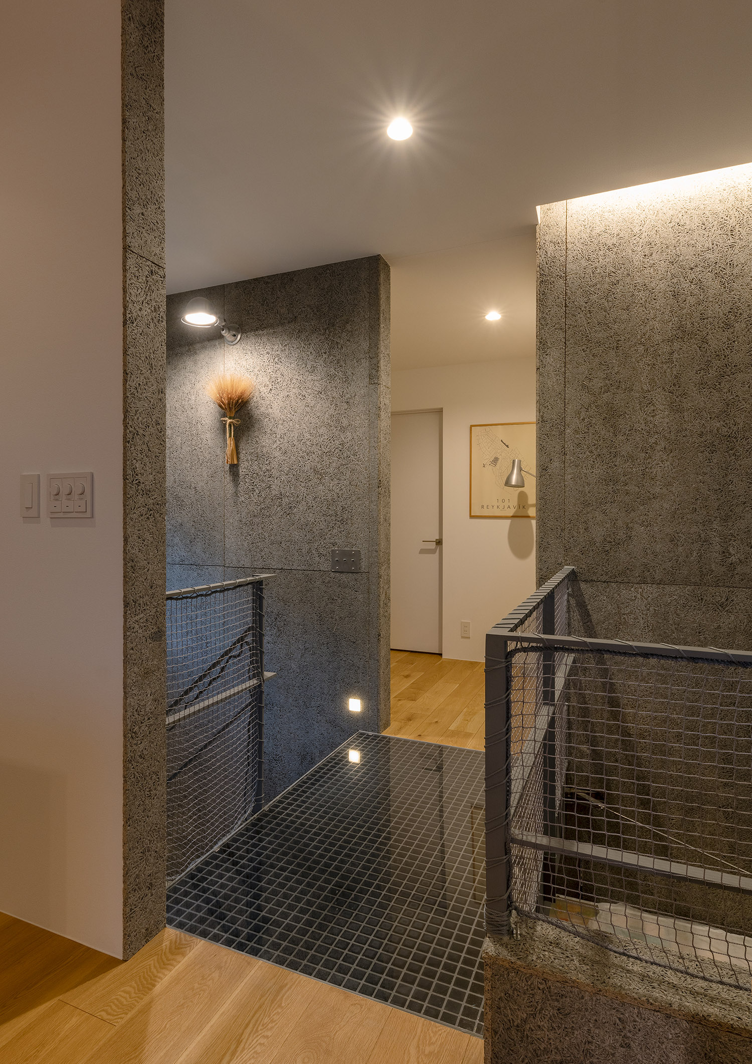 壁際に間接照明を取り付けた高級感のある吹き抜けに面した廊下・デザイン住宅 注文住宅・デザイン住宅建築実例_『CASE772 大らかにツナガル』_階段