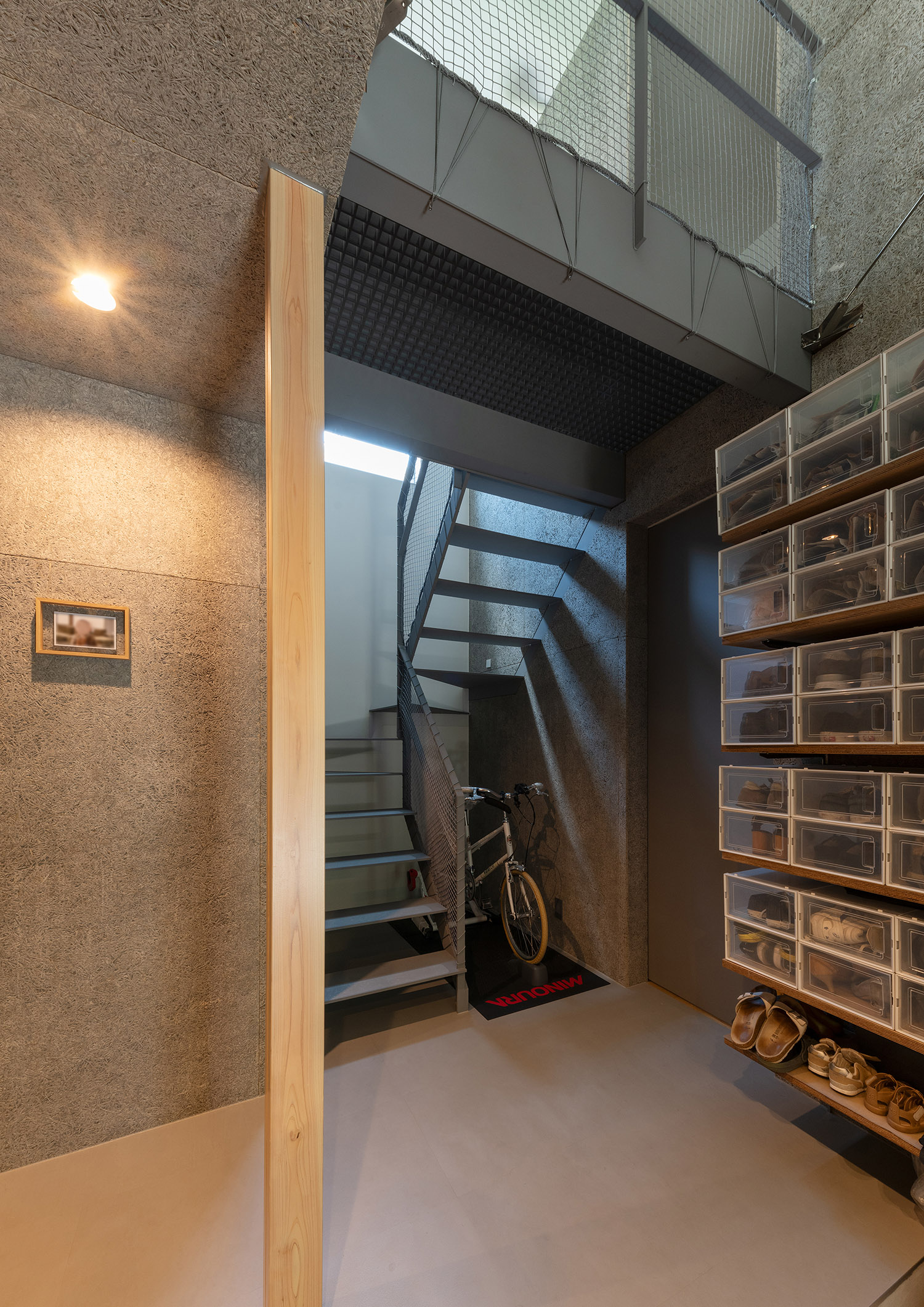 スケルトン階段下のスペースに自転車を収納した廊下・デザイン住宅 注文住宅・デザイン住宅建築実例_『CASE772 大らかにツナガル』_階段