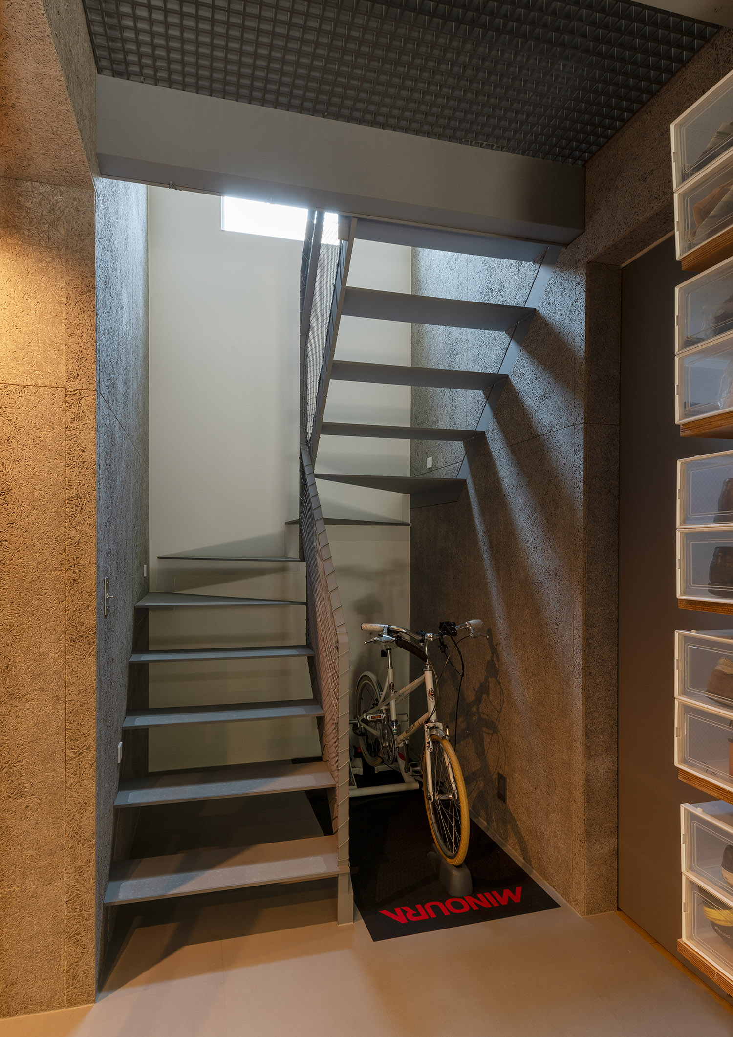 シャープなグレーのスケルトン階段の下に自転車が収納された様子・デザイン住宅 注文住宅・デザイン住宅建築実例_『CASE772 大らかにツナガル』_階段