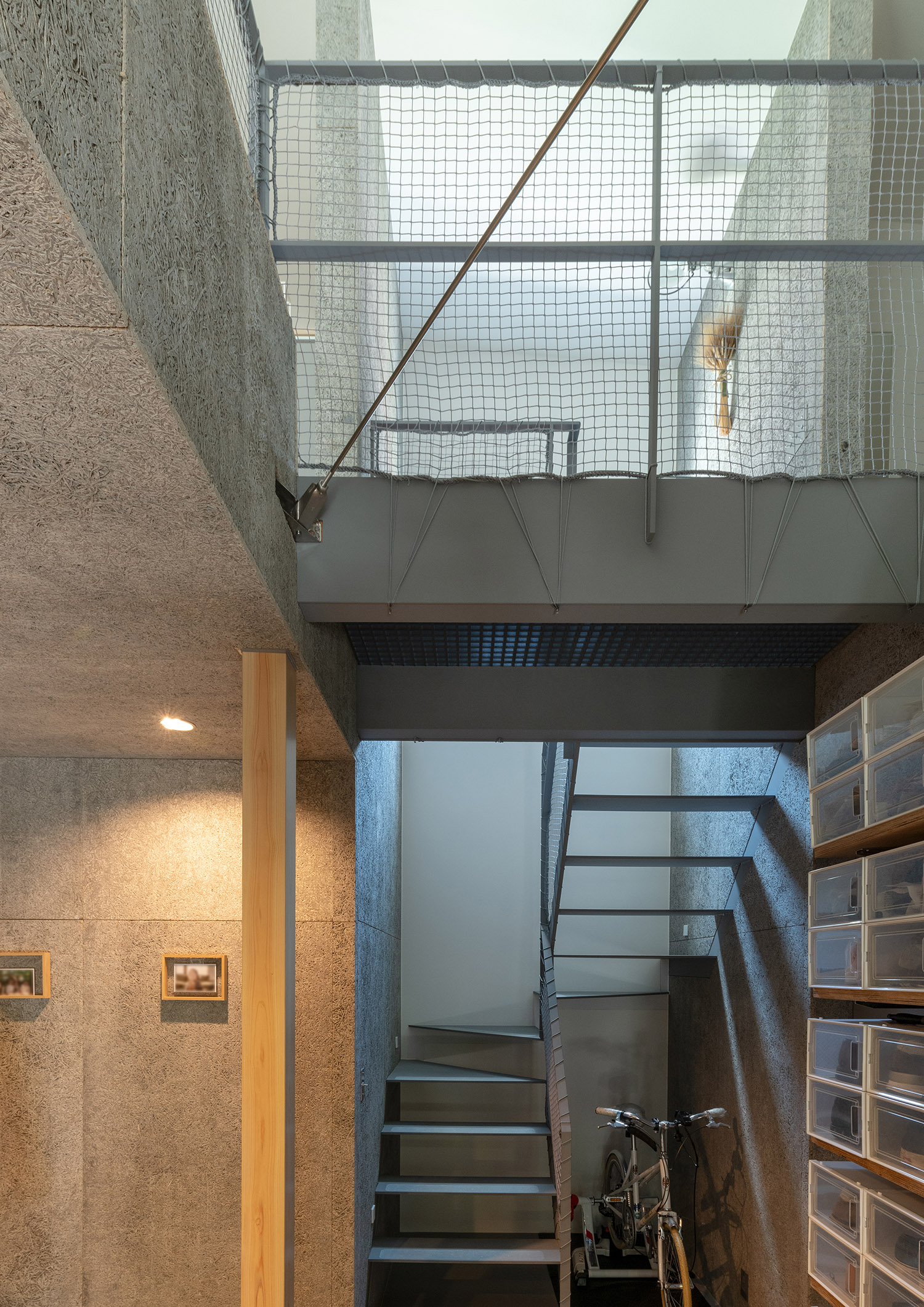 手すりにネットが取り付けられた吹き抜け・デザイン住宅 注文住宅・デザイン住宅建築実例_『CASE772 大らかにツナガル』_階段