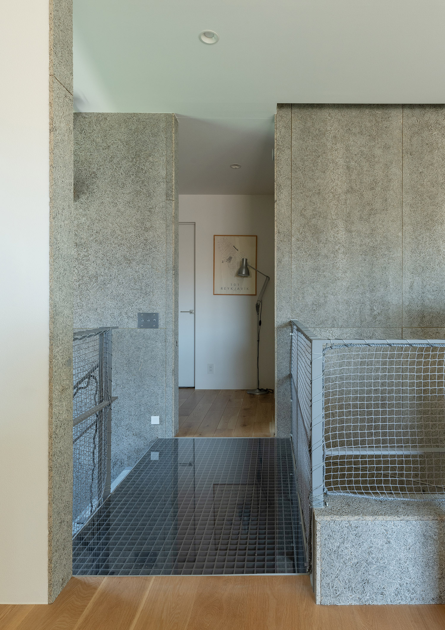 吹き抜けに挟まれた廊下・デザイン住宅 注文住宅・デザイン住宅建築実例_『CASE772 大らかにツナガル』_階段