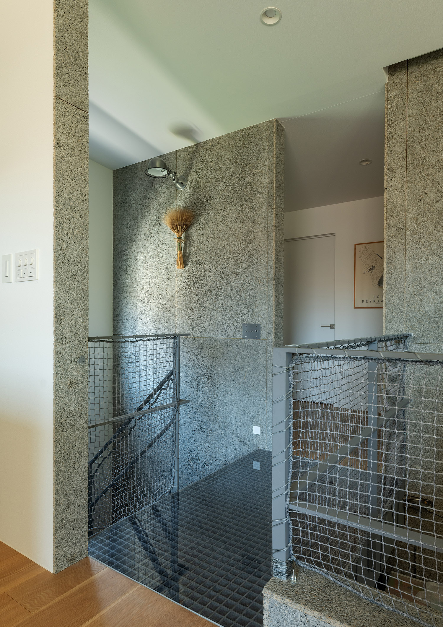 グレーの壁で吹き抜けに面した廊下・デザイン住宅 注文住宅・デザイン住宅建築実例_『CASE772 大らかにツナガル』_階段