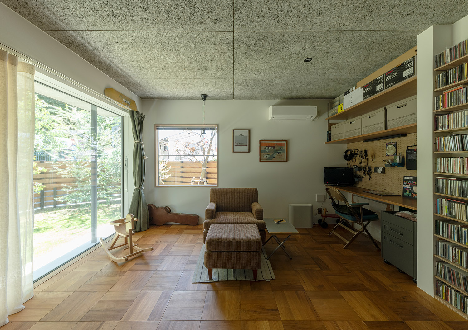 壁付けデスクや庭に面した大きな窓がある広い書斎・デザイン住宅 注文住宅・デザイン住宅建築実例_『CASE772 大らかにツナガル』_書斎