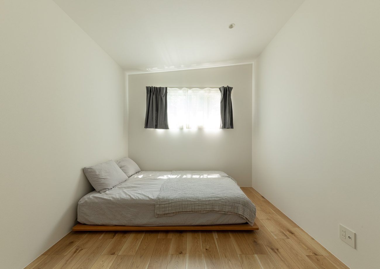 カーテン付きの小さな窓を取り付けたシンプルな寝室・デザイン住宅 注文住宅・デザイン住宅建築実例_『CASE772 大らかにツナガル』_寝室