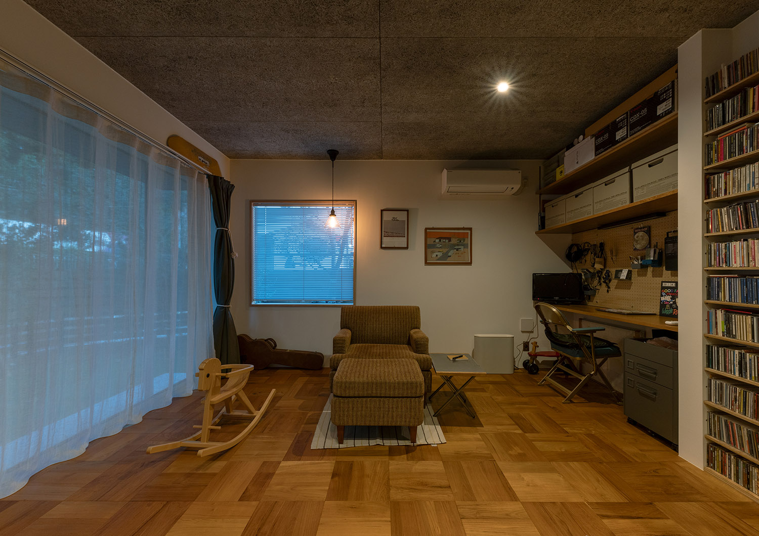 ダウンライトとペンダントライトを取り付けた薄暗い書斎・デザイン住宅 注文住宅・デザイン住宅建築実例_『CASE772 大らかにツナガル』_書斎