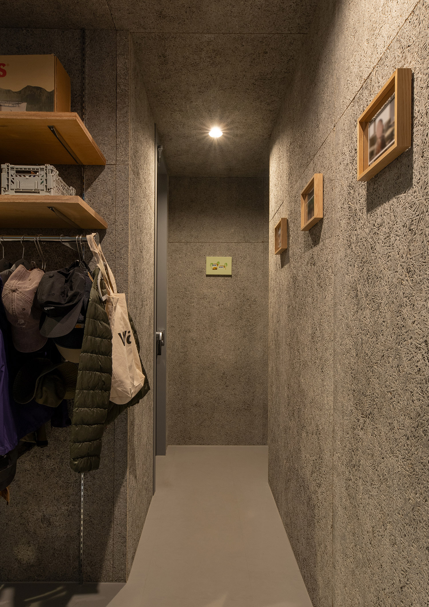 ハンガーラックがあるグレーの壁のおしゃれな廊下・デザイン住宅 注文住宅・デザイン住宅建築実例_『CASE772 大らかにツナガル』_玄関