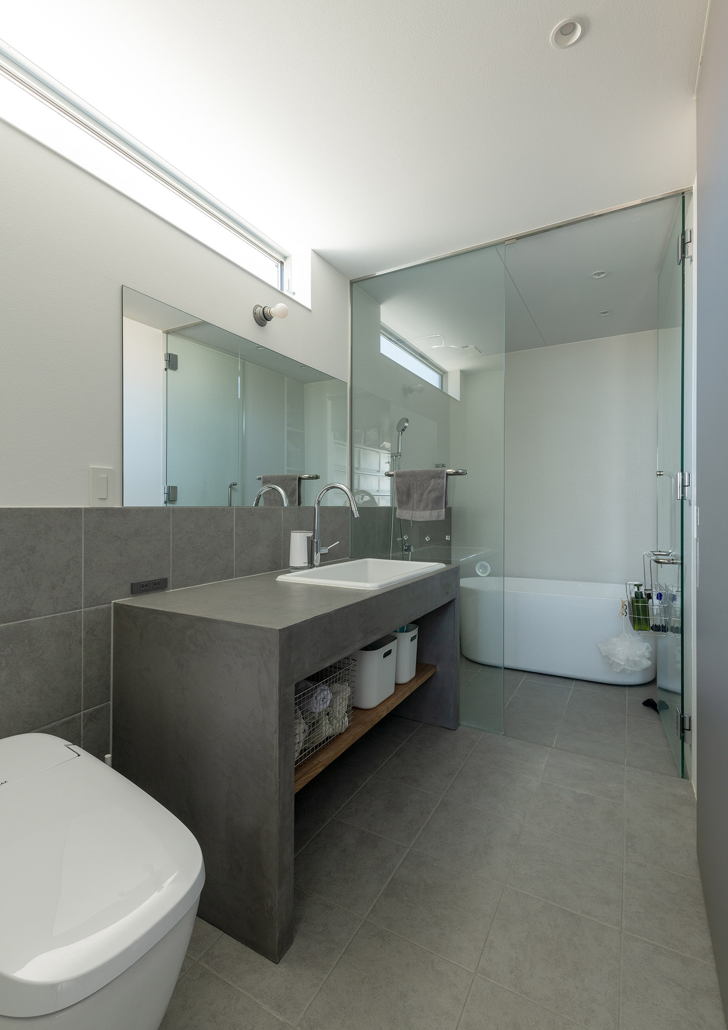 ガラス扉付きの浴室と、洗面台と、トイレが同じ空間にあるホテルライクなデザイン・デザイン住宅 注文住宅・デザイン住宅建築実例_『CASE772 大らかにツナガル』_浴室・洗面所