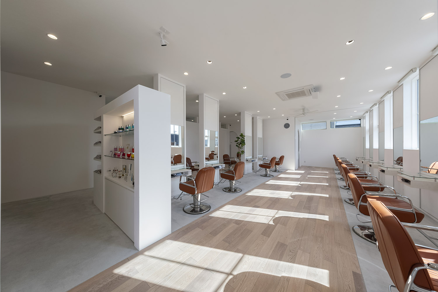 白を基調とした明るくて広いヘアサロンの内装・店舗併用住宅 注文住宅・デザイン住宅建築実例_『CASE773 hairsalon Laetitia loco』_店舗
