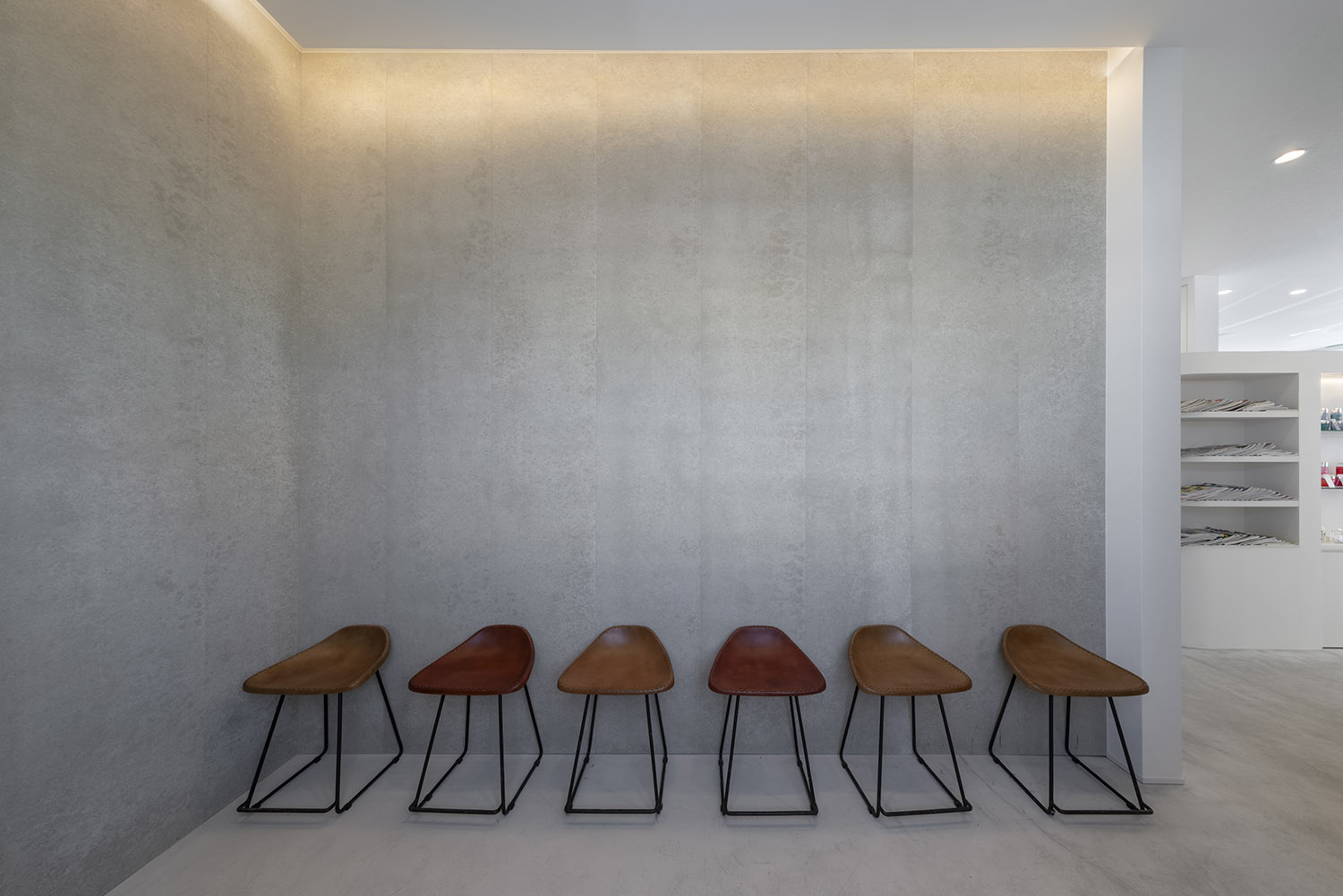 コンクリートの壁に椅子が並べられた、ヘアサロンの待合スペース・店舗併用住宅 注文住宅・デザイン住宅建築実例_『CASE773 hairsalon Laetitia loco』_店舗