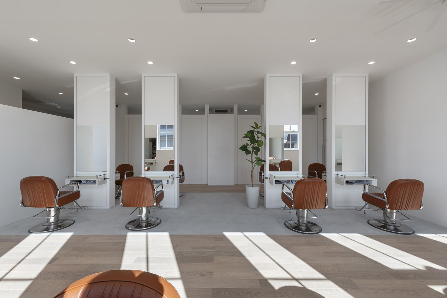 白のインテリアを中心とした広いヘアサロンの店内・店舗併用住宅 注文住宅・デザイン住宅建築実例_『CASE773 hairsalon Laetitia loco』_店舗