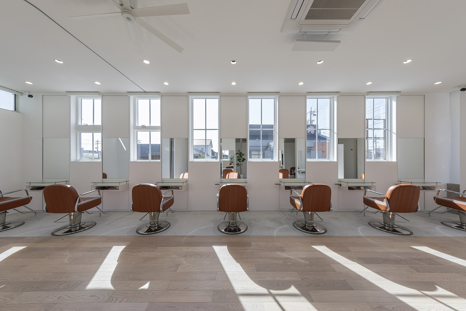 窓から光が入る明るくて広いヘアサロンの店内・店舗併用住宅 注文住宅・デザイン住宅建築実例_『CASE773 hairsalon Laetitia loco』_店舗