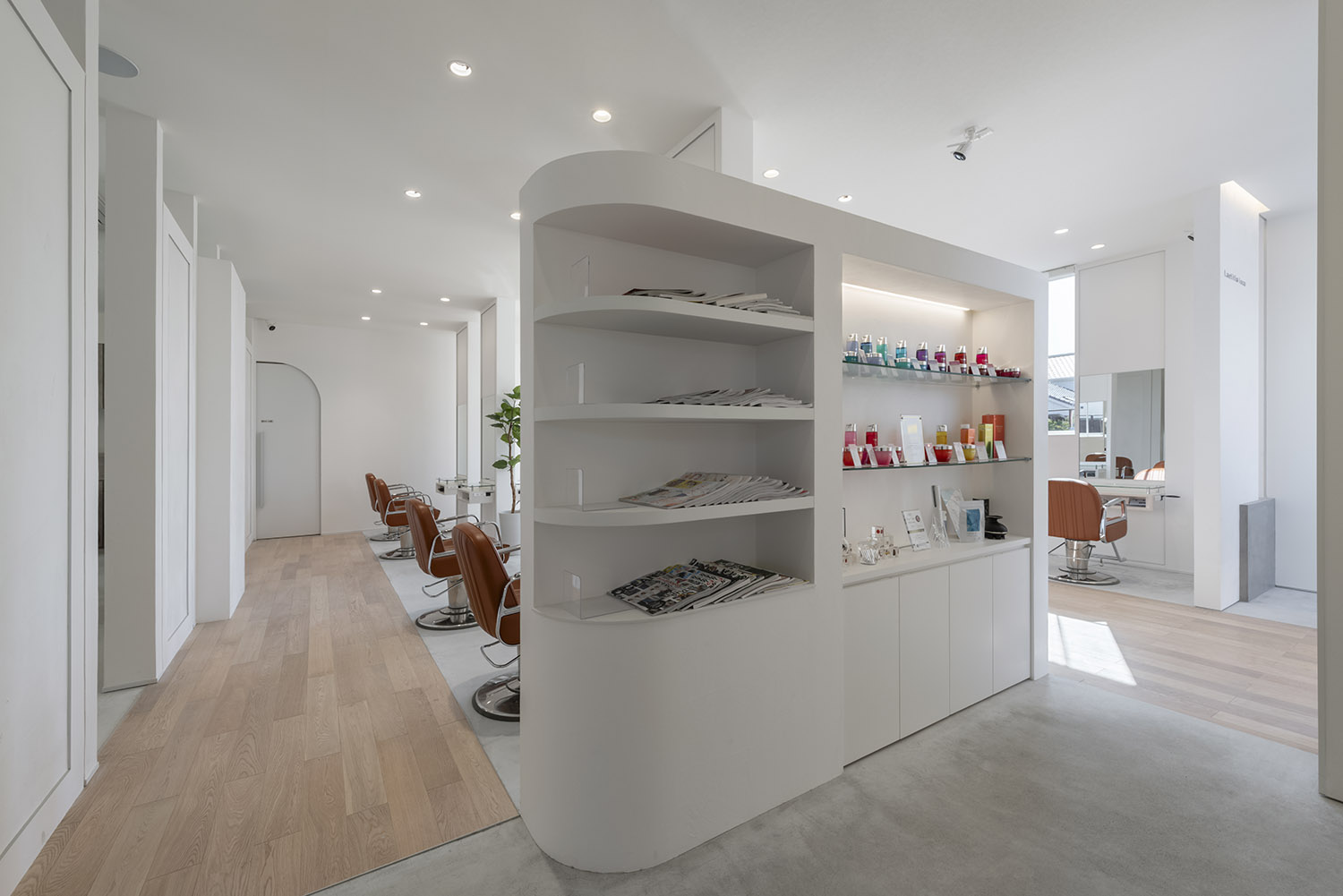 収納とディスプレイを兼ねたおしゃれな棚があるヘアサロンの店内・店舗併用住宅 注文住宅・デザイン住宅建築実例_『CASE773 hairsalon Laetitia loco』_店舗
