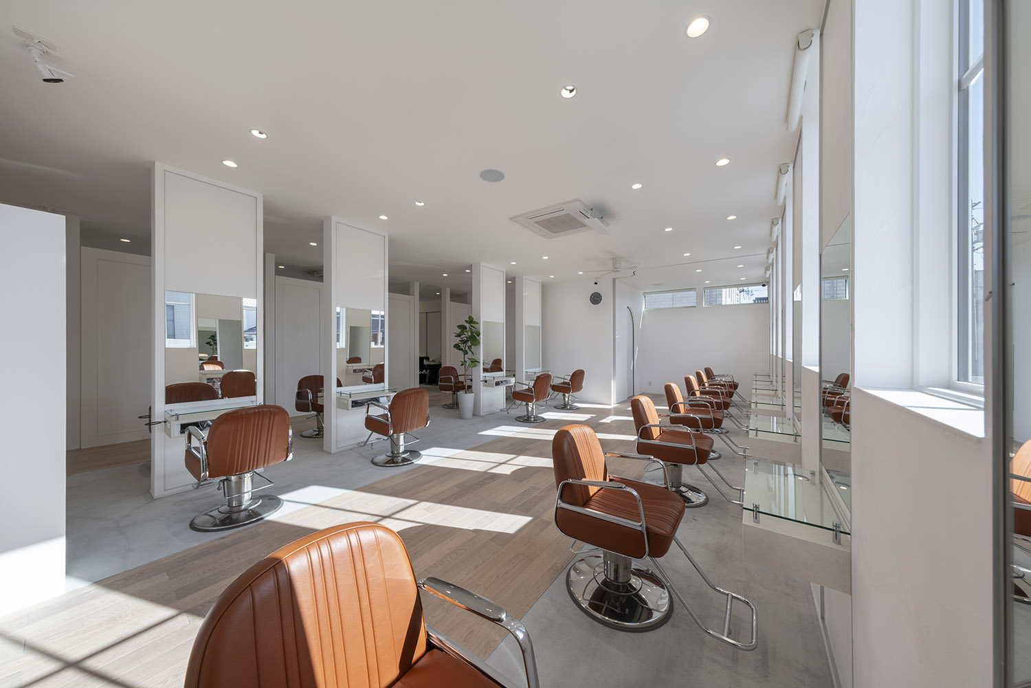 ブラウンの椅子が沢山並べられたヘアサロンの店内・店舗併用住宅 注文住宅・デザイン住宅建築実例_『CASE773 hairsalon Laetitia loco』_店舗