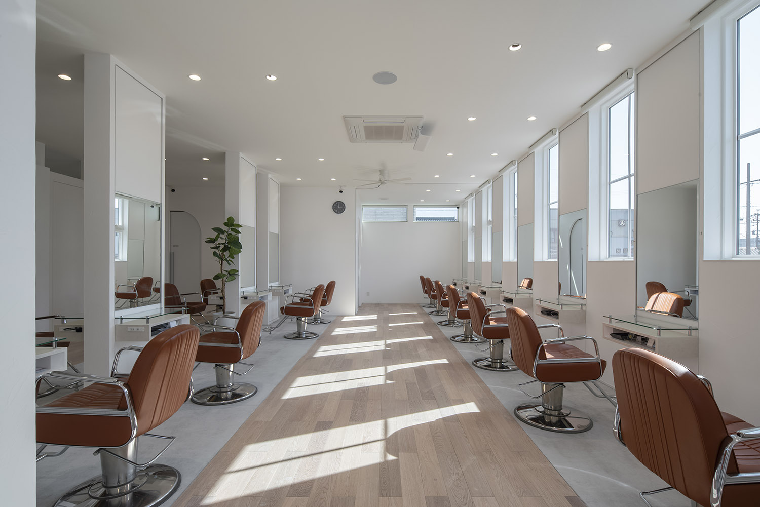 10席以上座席があるシンプルでおしゃれなヘアサロンの店内・店舗併用住宅 注文住宅・デザイン住宅建築実例_『CASE773 hairsalon Laetitia loco』_店舗