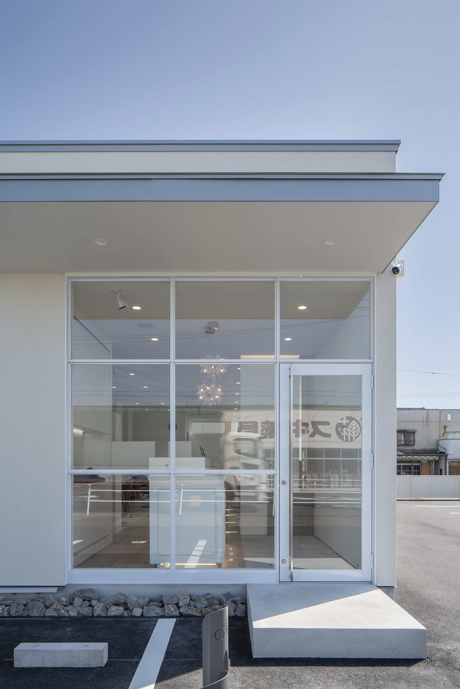 大きな窓と一体化するようなガラスの扉がある玄関・店舗併用住宅 注文住宅・デザイン住宅建築実例_『CASE773 hairsalon Laetitia loco』_外観