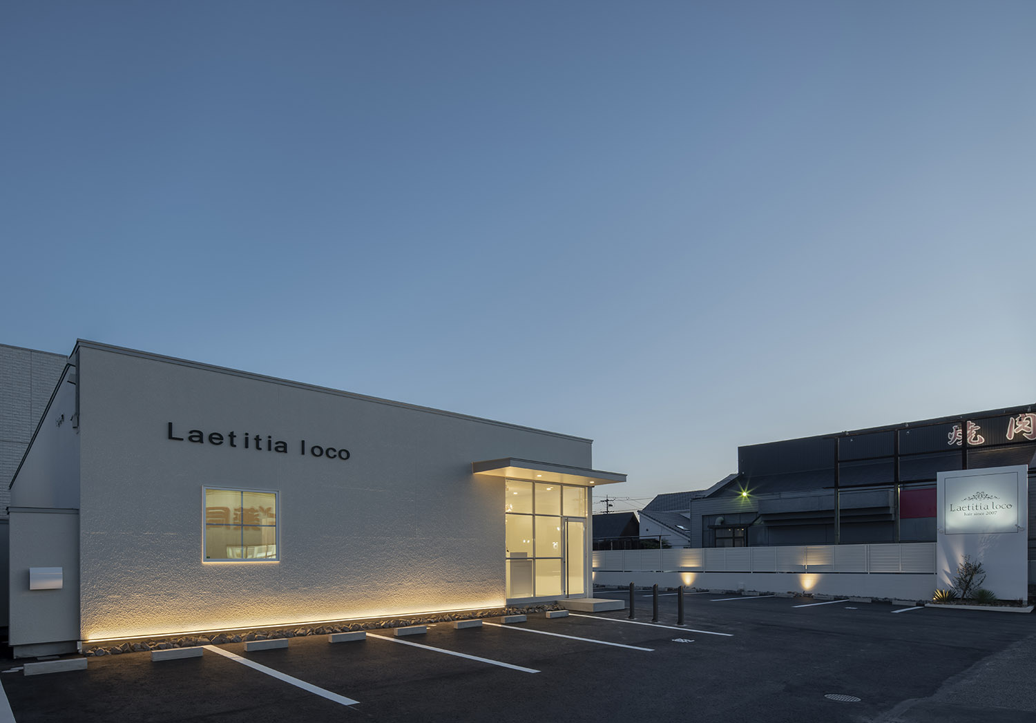 広い駐車場がある白いキューブ状の外観の店舗併用住宅・店舗併用住宅 注文住宅・デザイン住宅建築実例_『CASE773 hairsalon Laetitia loco』_外観