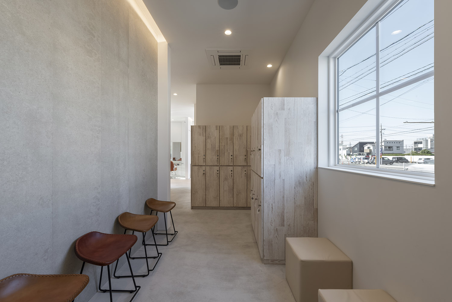 ロッカーを取り付けた明るい待合スペース・店舗併用住宅 注文住宅・デザイン住宅建築実例_『CASE773 hairsalon Laetitia loco』_店舗