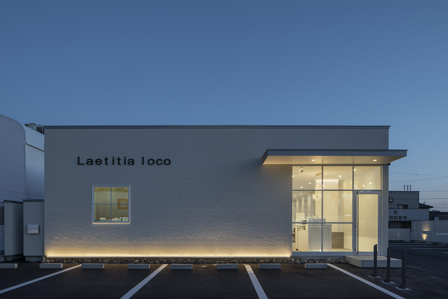白いキューブ状で大きな窓がある外観の店舗併用住宅・店舗併用住宅 注文住宅・デザイン住宅建築実例_『CASE773 hairsalon Laetitia loco』_外観