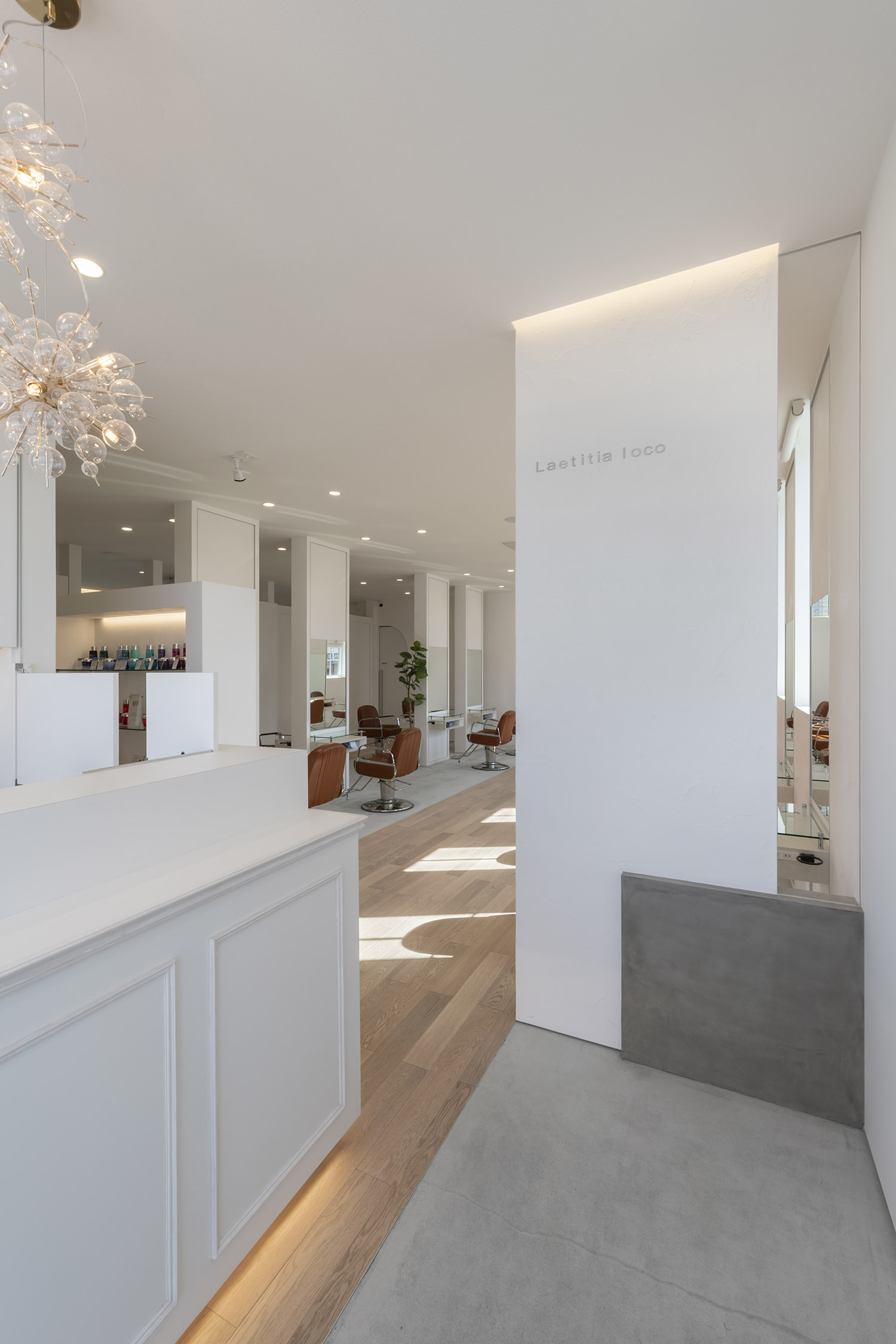 白を基調とした広いヘアサロンの店内・店舗併用住宅 注文住宅・デザイン住宅建築実例_『CASE773 hairsalon Laetitia loco』_店舗