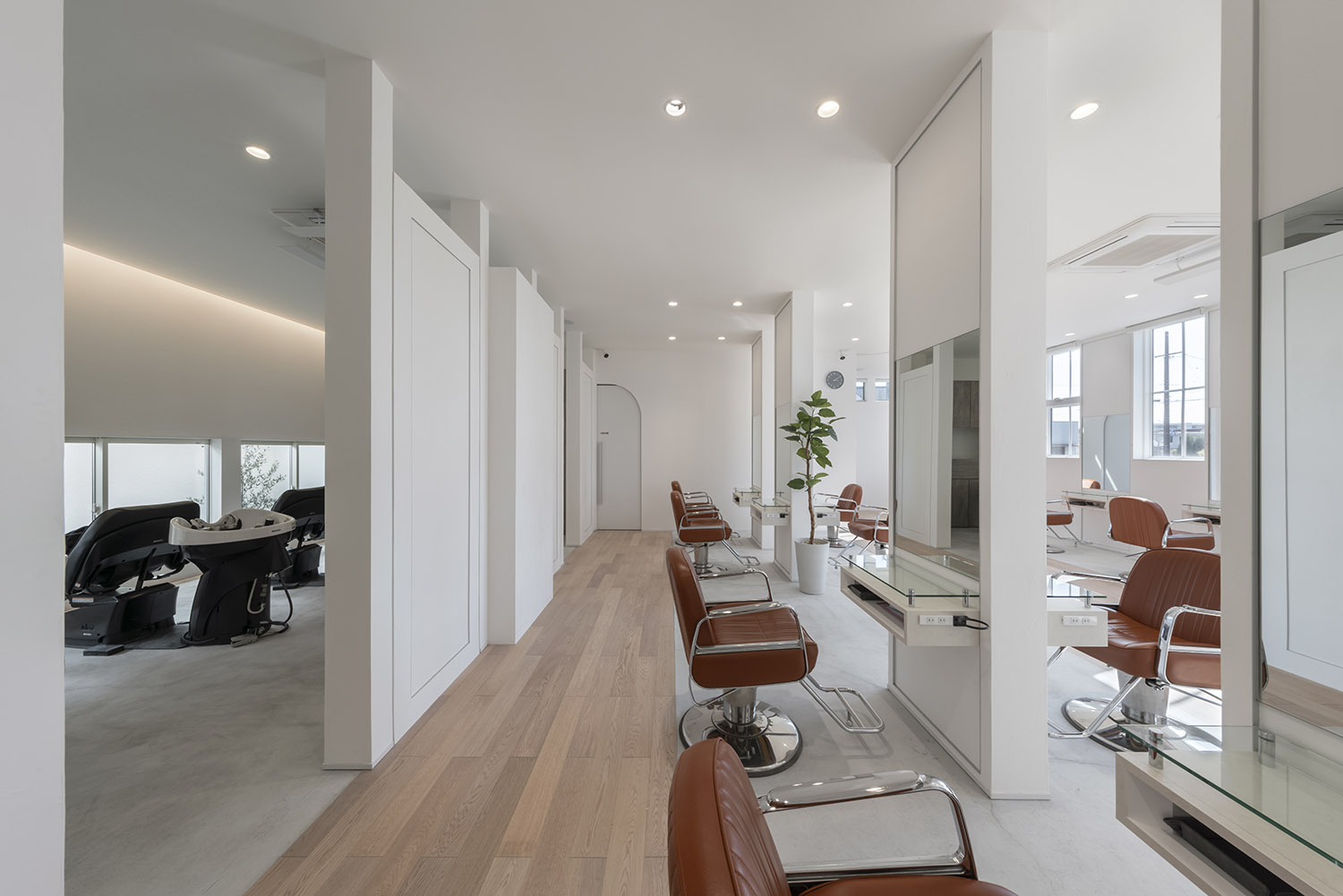 シャンプー台と座席が壁で仕切られたおしゃれなヘアサロンの店内・店舗併用住宅 注文住宅・デザイン住宅建築実例_『CASE773 hairsalon Laetitia loco』_店舗