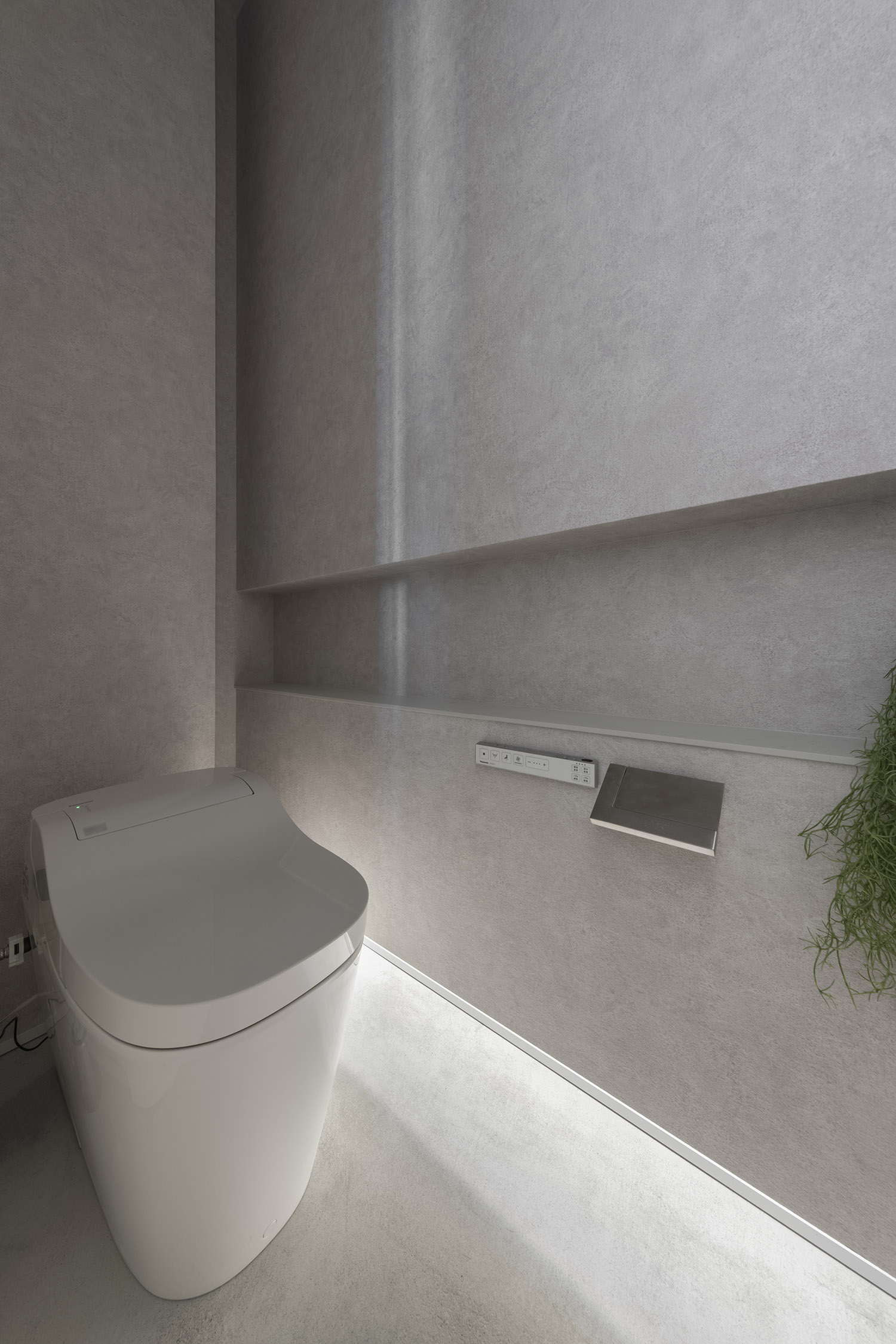 足元に間接照明を取りつけたシンプルでおしゃれなトイレ・店舗併用住宅 注文住宅・デザイン住宅建築実例_『CASE773 hairsalon Laetitia loco』_トイレ