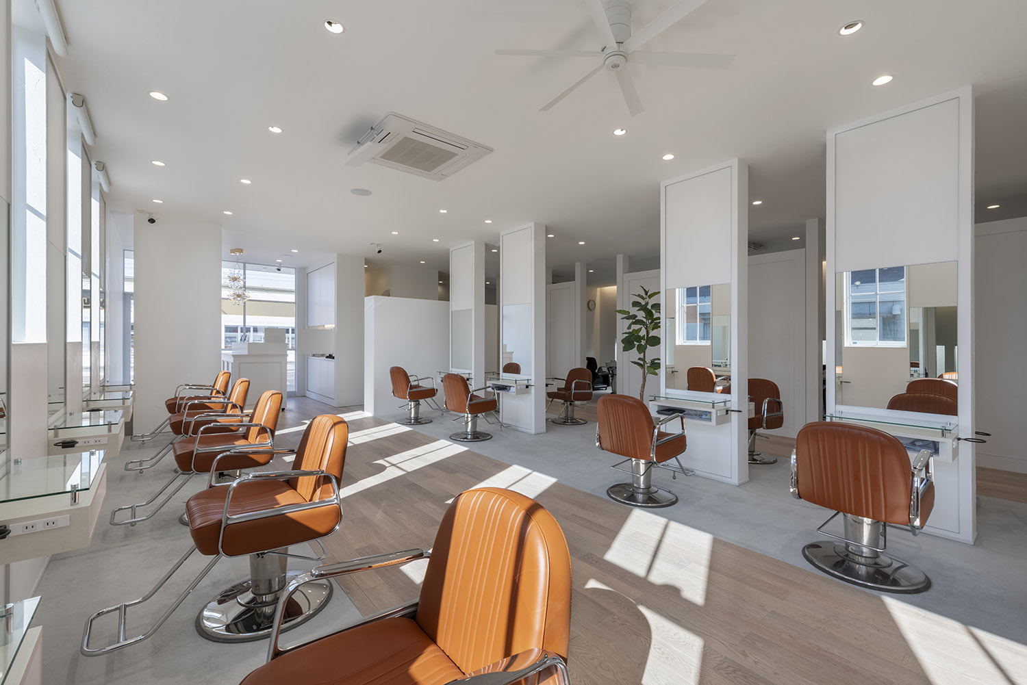 座席が多くある広くておしゃれなヘアサロンの店内・店舗併用住宅 注文住宅・デザイン住宅建築実例_『CASE773 hairsalon Laetitia loco』_店舗
