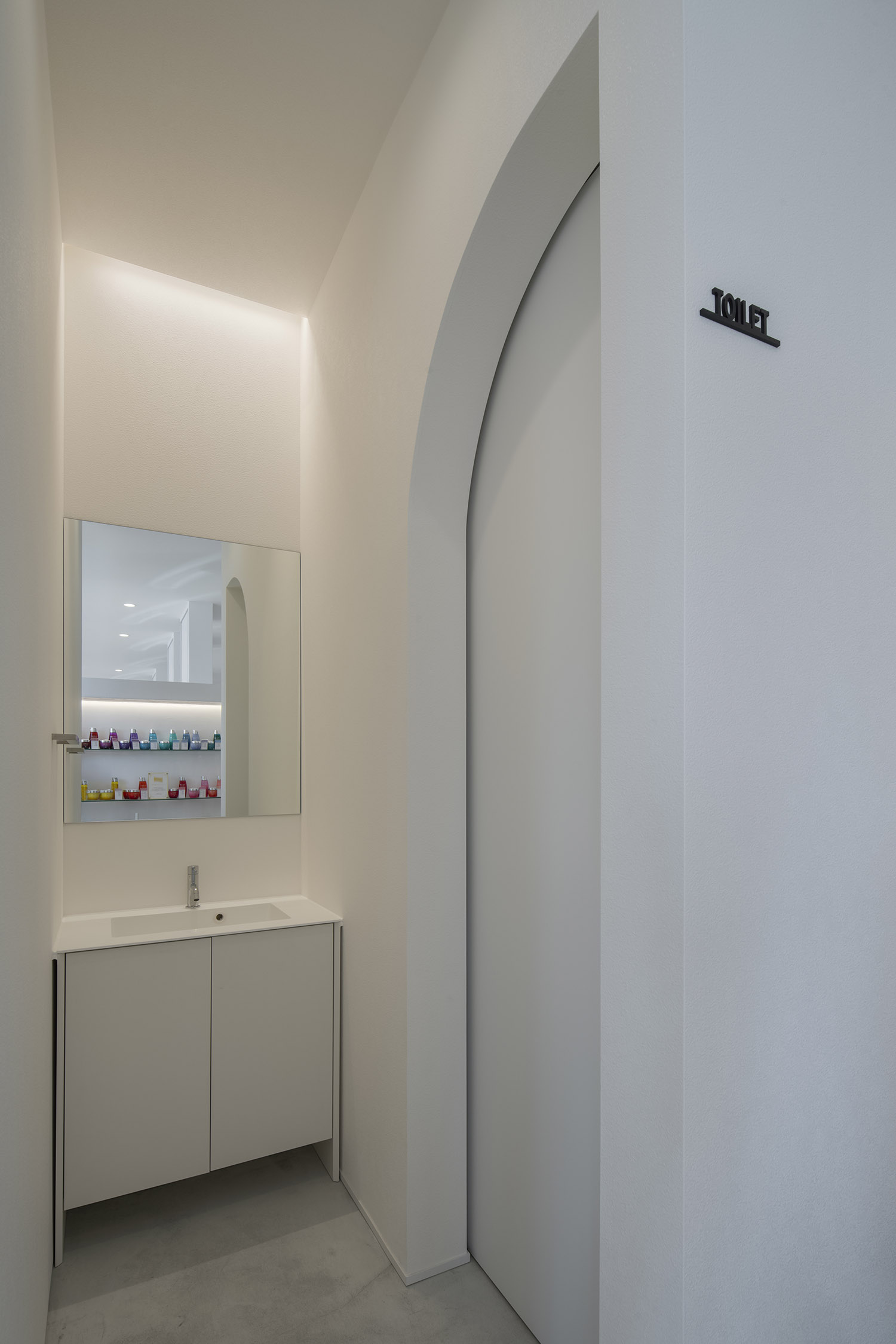 白で統一されたヘアサロンのシンプルな手洗いカウンター・店舗併用住宅 注文住宅・デザイン住宅建築実例_『CASE773 hairsalon Laetitia loco』_浴室・洗面所