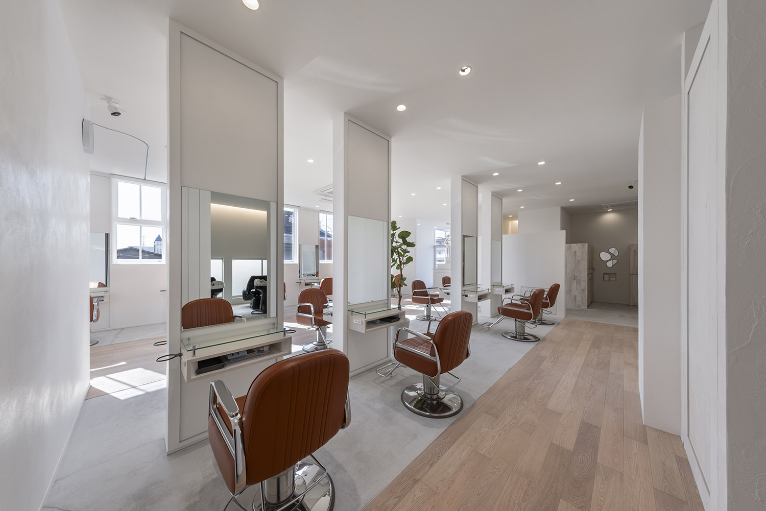 鏡を挟んで座席が向かい合わせになっているヘアサロンの店内・店舗併用住宅 注文住宅・デザイン住宅建築実例_『CASE773 hairsalon Laetitia loco』_店舗
