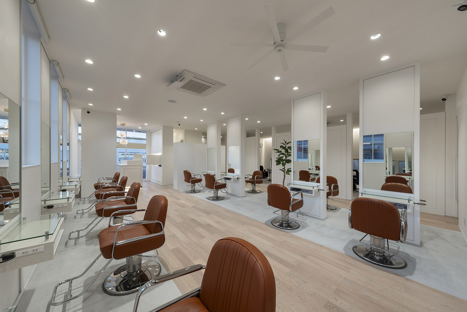 ダウンライトに照らされる広くておしゃれなヘアサロンの店内・店舗併用住宅 注文住宅・デザイン住宅建築実例_『CASE773 hairsalon Laetitia loco』_店舗