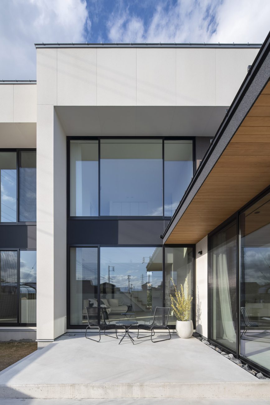 大きな窓に面したテラスがあるリゾートホテルのようなデザイン・デザイン住宅 注文住宅・デザイン住宅建築実例_『CASE768 Living with light』_テラス・バルコニー