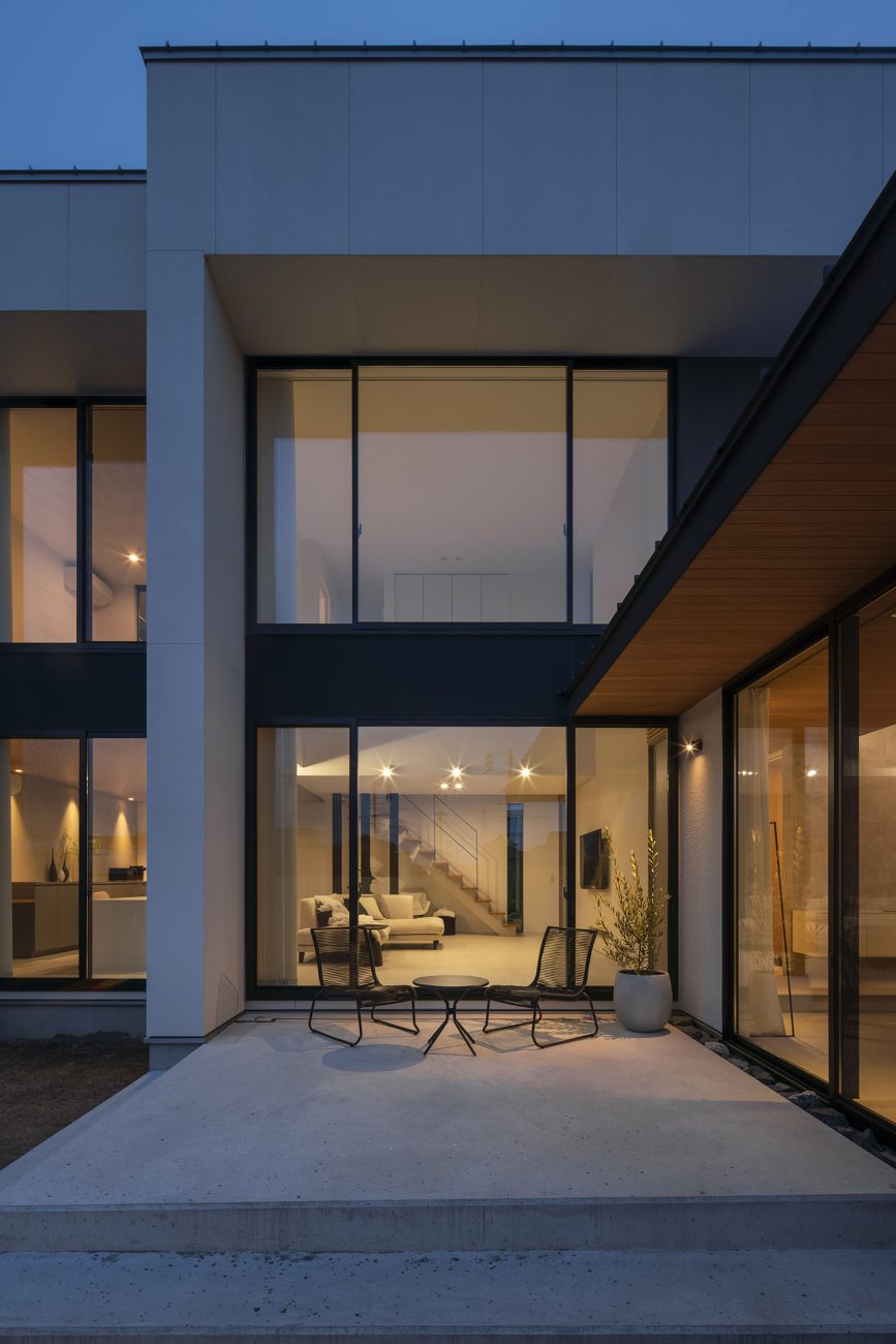 壁に照明を取り付けた夜でも明るいオープンなテラス・デザイン住宅 注文住宅・デザイン住宅建築実例_『CASE768 Living with light』_テラス・バルコニー