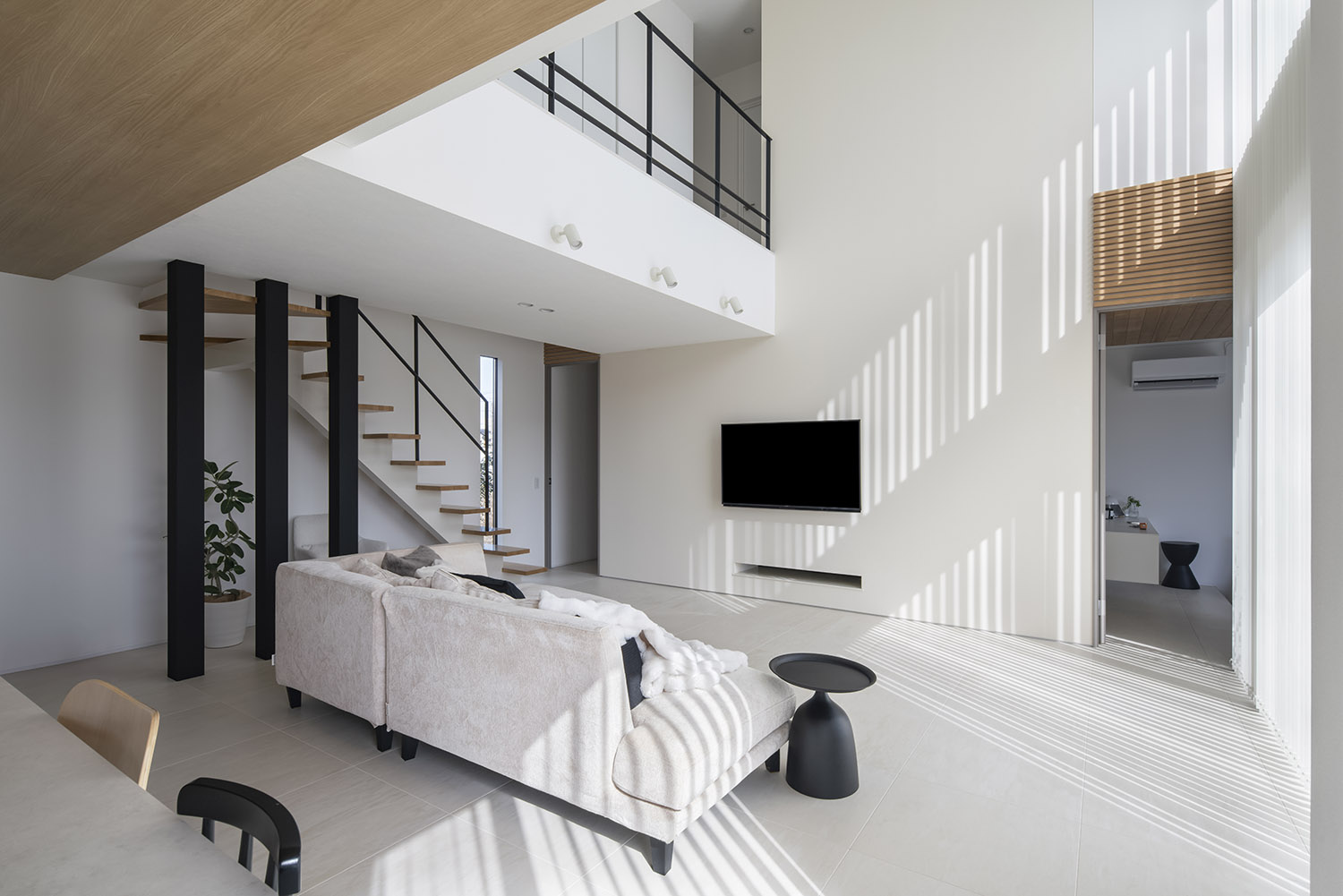 窓から光が入る明るい吹き抜けのLDK・デザイン住宅 注文住宅・デザイン住宅建築実例_『CASE768 Living with light』_LDK