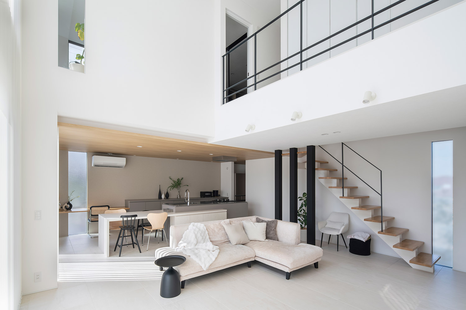 白で統一した吹き抜けのLDK・デザイン住宅 注文住宅・デザイン住宅建築実例_『CASE768 Living with light』_LDK