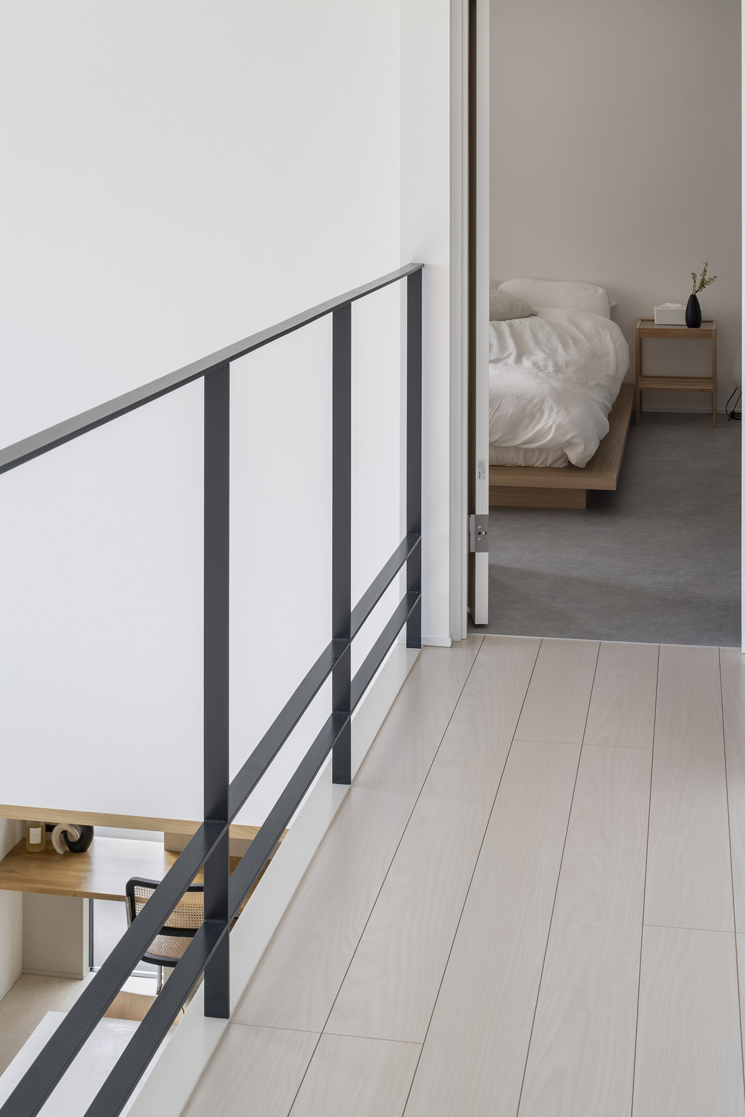 シャープなアイアンの手すりを取り付けた吹き抜けにめんした廊下・デザイン住宅 注文住宅・デザイン住宅建築実例_『CASE768 Living with light』_廊下