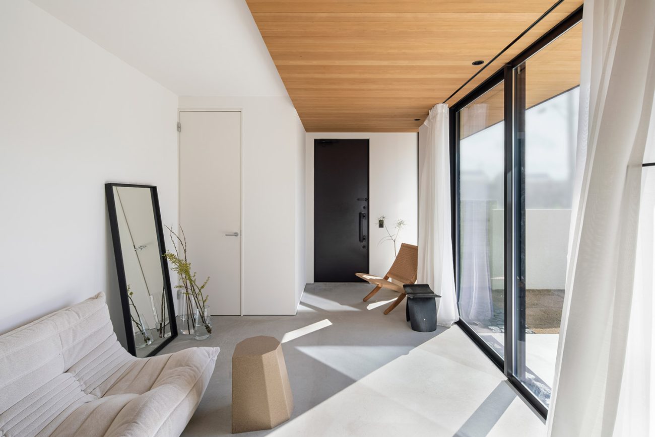 ソファーを置いた開放的な土間玄関・デザイン住宅 注文住宅・デザイン住宅建築実例_『CASE768 Living with light』_玄関