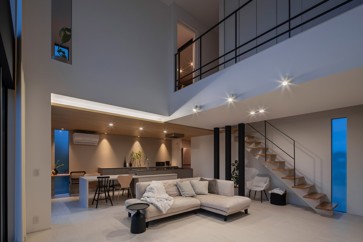 下がり天井の壁際に間接照明を取り付けたリイングイン階段のあるおしゃれなLDK・デザイン住宅 注文住宅・デザイン住宅建築実例_『CASE768 Living with light』_LDK