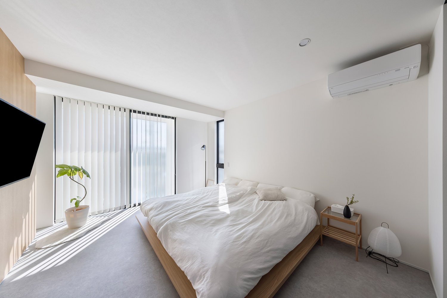 ベッドを二台並べたシンプルで明るい寝室・デザイン住宅 注文住宅・デザイン住宅建築実例_『CASE768 Living with light』_寝室
