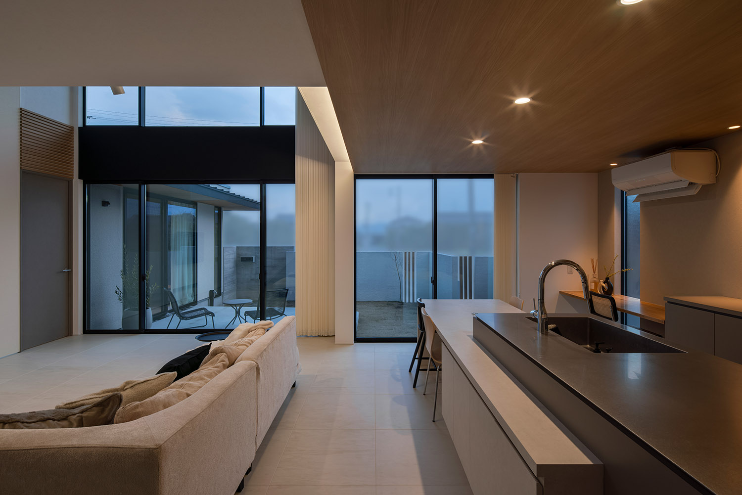 天井の色と高さを変えたメリハリのあるおしゃれなLDK・デザイン住宅 注文住宅・デザイン住宅建築実例_『CASE768 Living with light』_LDK