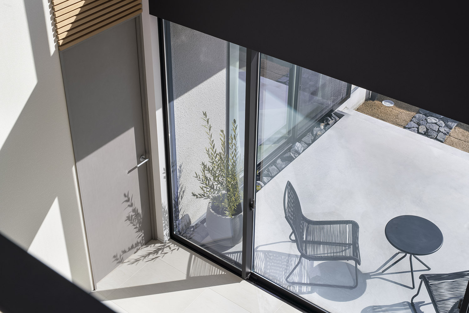 テラスとフラットに繋がる大きな窓があるLDK・デザイン住宅 注文住宅・デザイン住宅建築実例_『CASE768 Living with light』_LDK