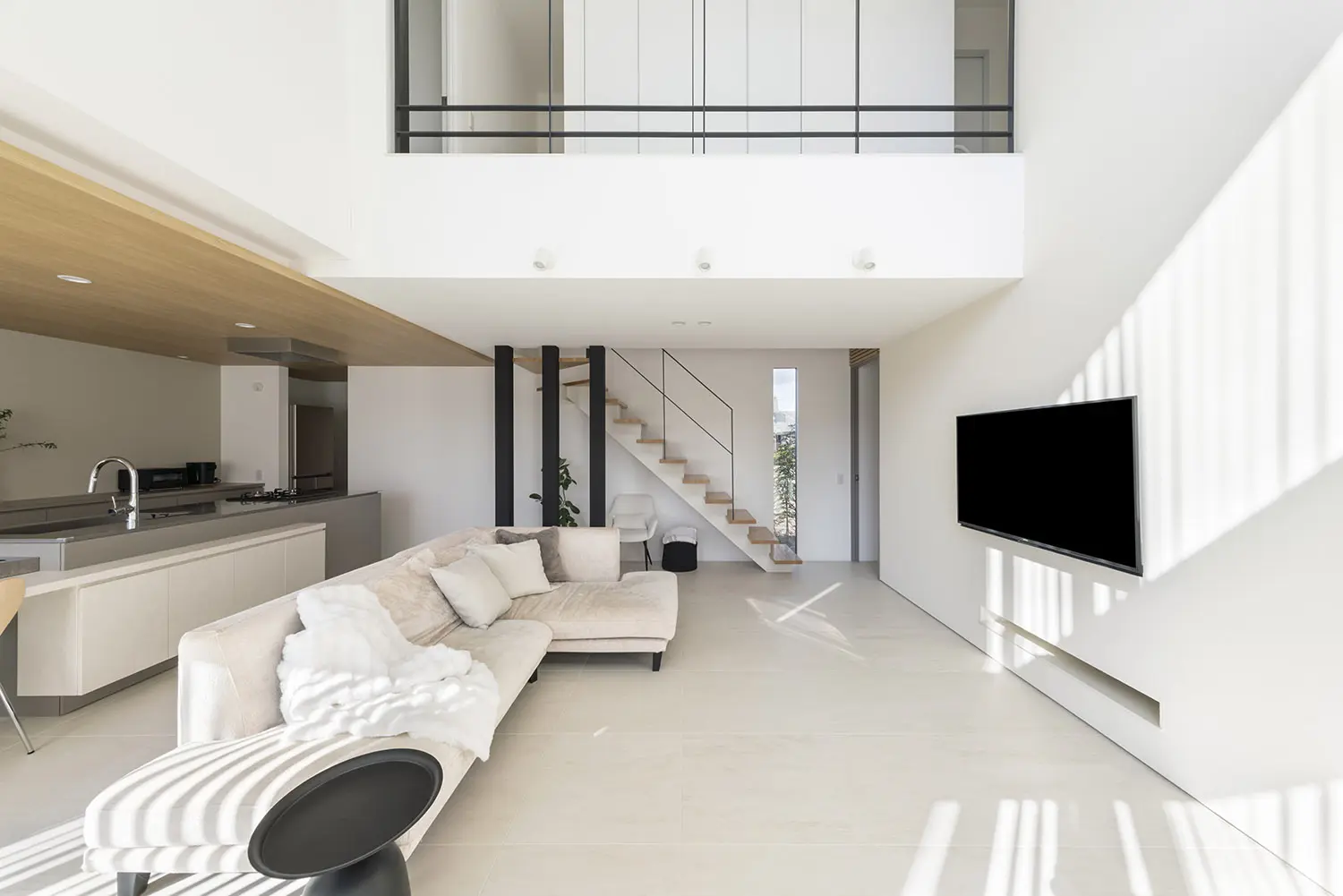 白を基調にしたホテルライクな注文住宅のリビング
