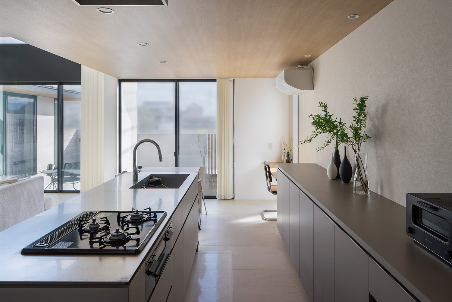 バルコニーに面した曇りガラスの窓があるシンプルなLDK・デザイン住宅 注文住宅・デザイン住宅建築実例_『CASE768 Living with light』_キッチン