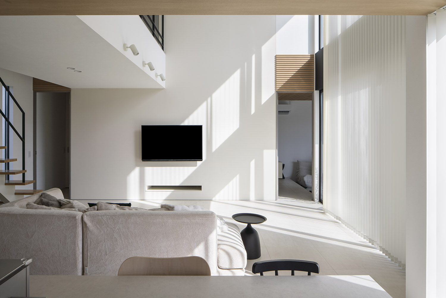 吹き抜け上部の窓から光が入る明るく開放的なホテルライクなLDK・デザイン住宅 注文住宅・デザイン住宅建築実例_『CASE768 Living with light』_LDK