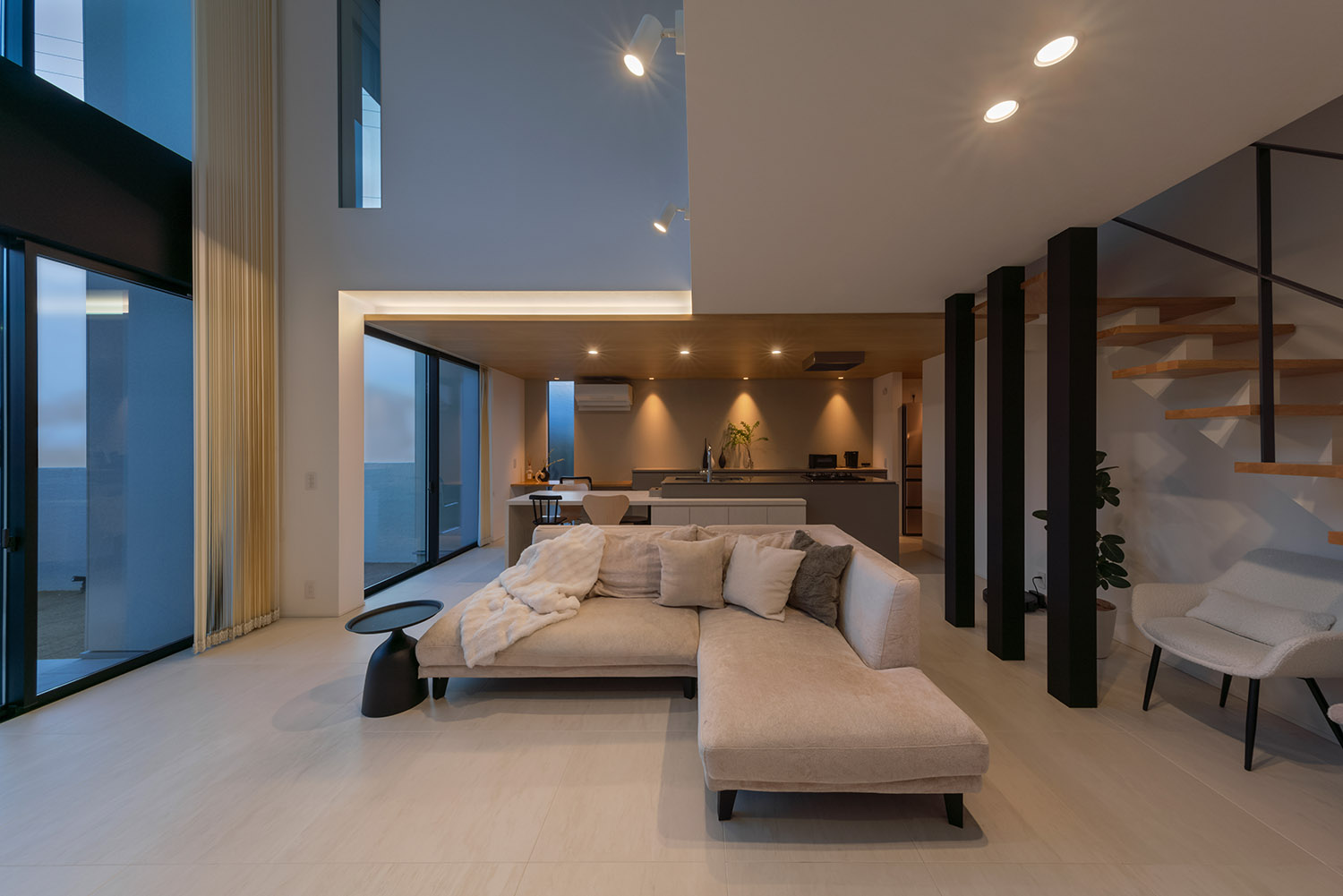 一部が吹き抜けとなった開放的でホテルライクなLDK・デザイン住宅 注文住宅・デザイン住宅建築実例_『CASE768 Living with light』_LDK