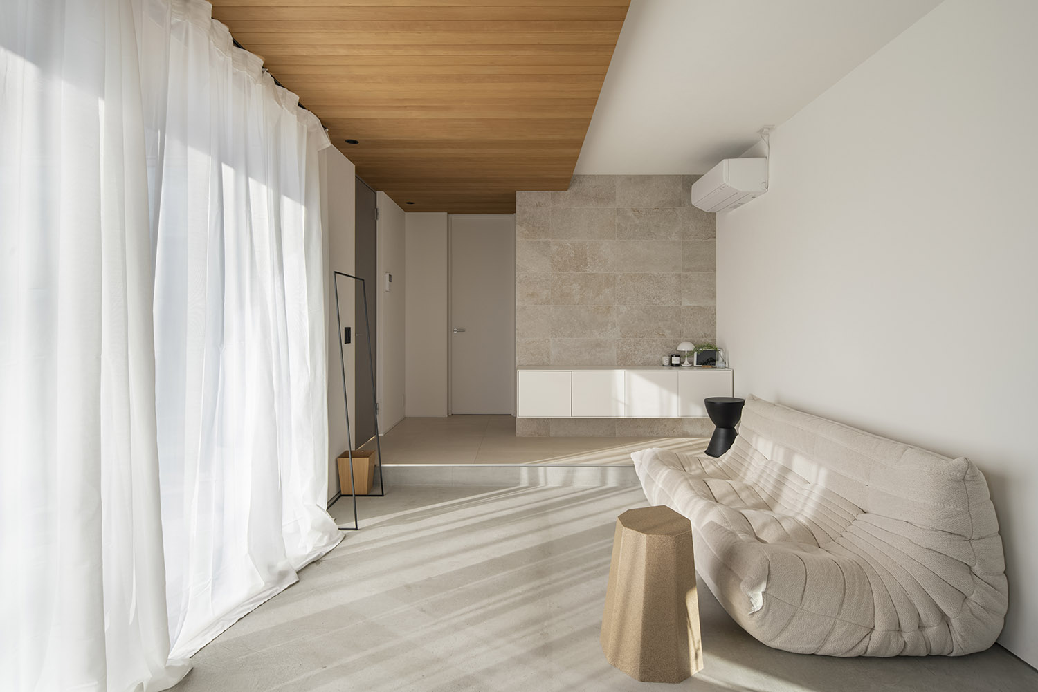 大きな窓の窓際に木目の天井がある広い土間玄関・デザイン住宅 注文住宅・デザイン住宅建築実例_『CASE768 Living with light』_玄関