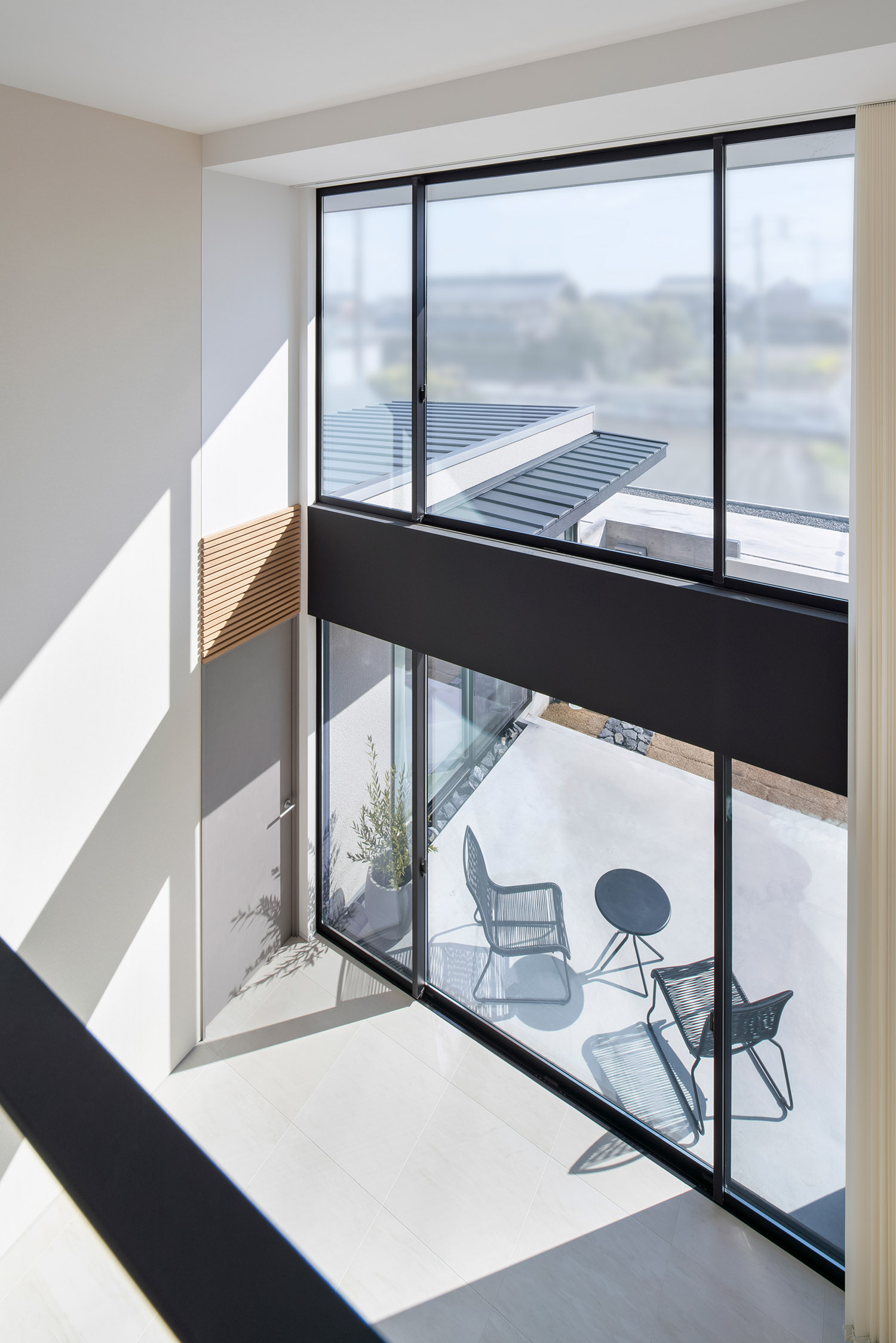 吹き抜け上部の窓とテラスに面した窓が両方ある明るいLDK・デザイン住宅 注文住宅・デザイン住宅建築実例_『CASE768 Living with light』_LDK