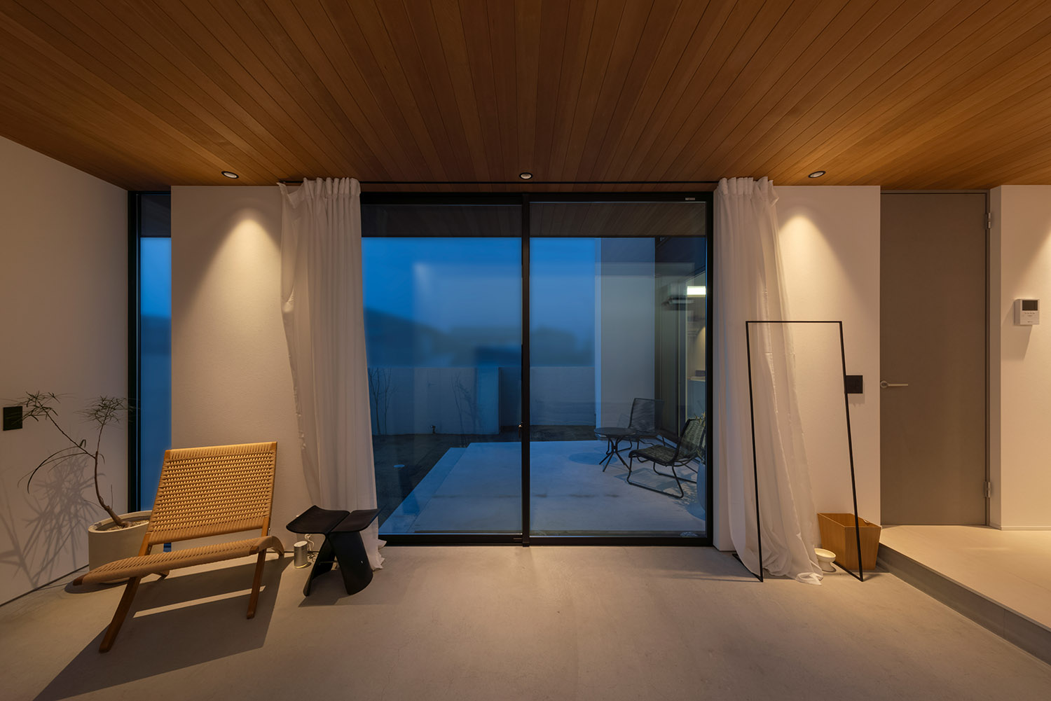 テラスに面した大きな窓があるリビングのような土間玄関・デザイン住宅 注文住宅・デザイン住宅建築実例_『CASE768 Living with light』_玄関