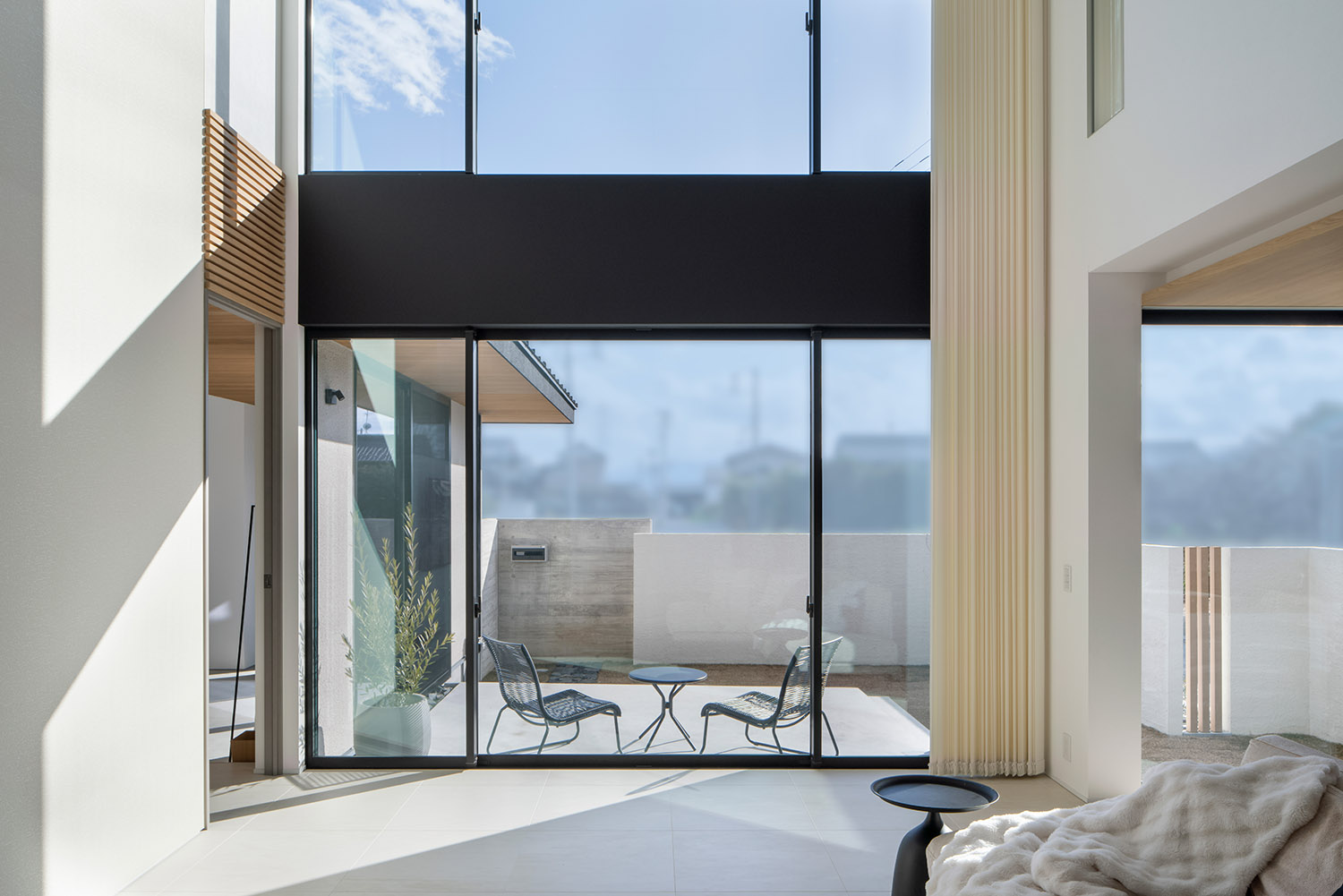 テラスに面した大きな窓や吹き抜けのある明るいLDK・デザイン住宅 注文住宅・デザイン住宅建築実例_『CASE768 Living with light』_LDK