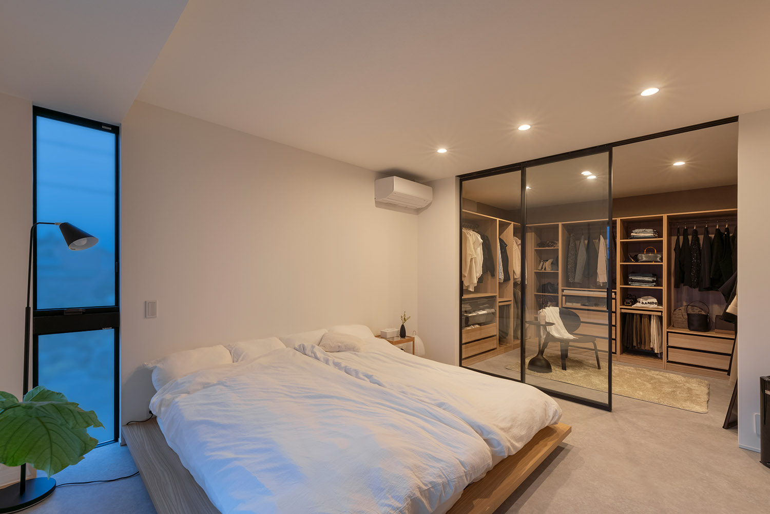 ベッドを二台並べたガラス扉付きのウォークインクローゼットがあるLDK・デザイン住宅 注文住宅・デザイン住宅建築実例_『CASE768 Living with light』_寝室