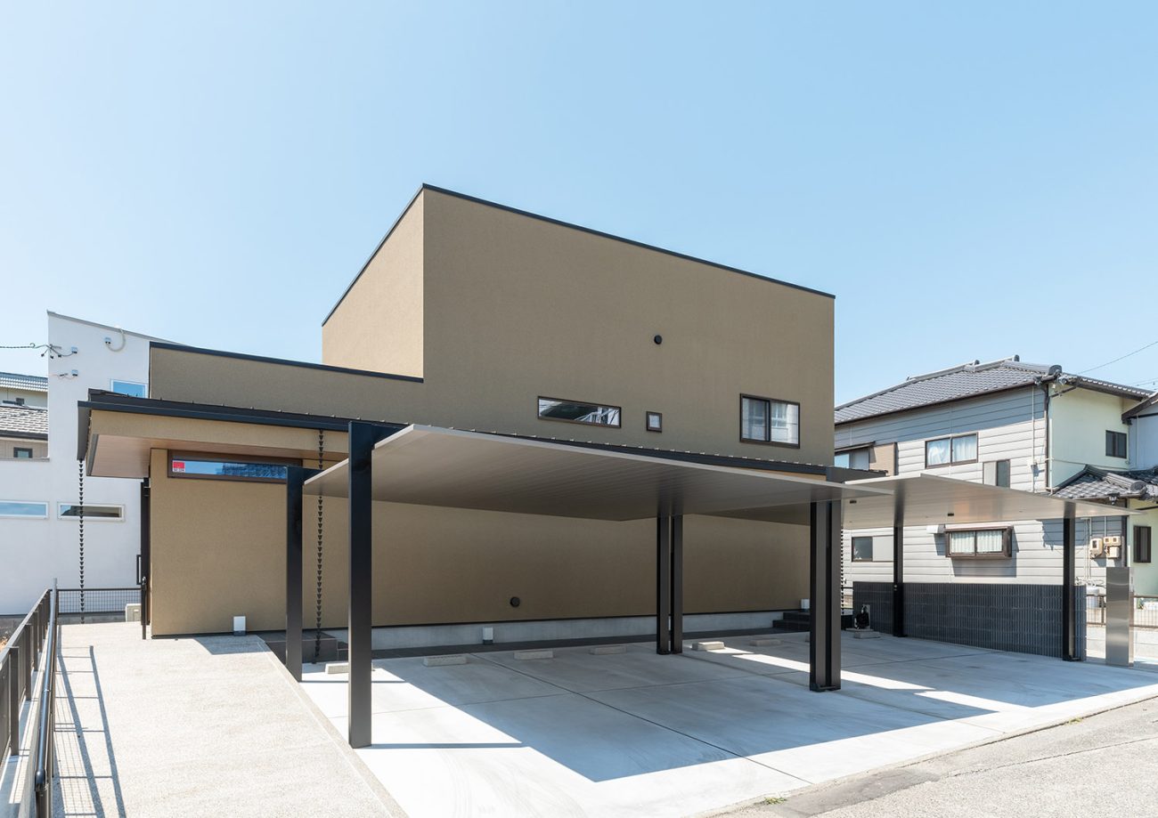ベージュの外壁で窓の少ないスクエアな外観の家・デザイン住宅 注文住宅・デザイン住宅建築実例_『CASE774 和/紙の温もり』_外観