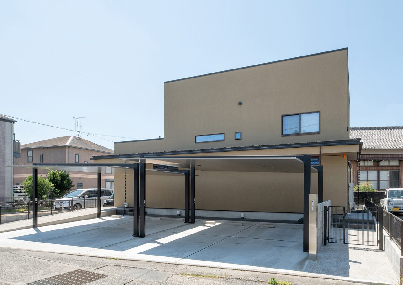 ベージュの外壁で車が3台以上収納出来るカーポートがある家の外観・デザイン住宅 注文住宅・デザイン住宅建築実例_『CASE774 和/紙の温もり』_外観